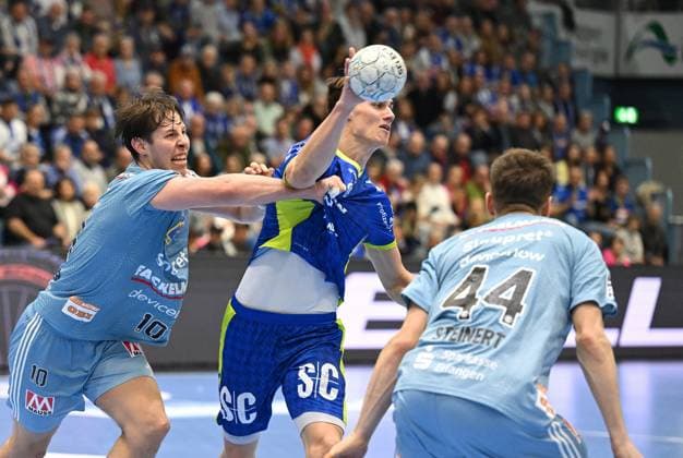 Miro Schluroff (VfL Gummersbach 15) gegen Florian Scheerer (HC Erlangen 10) und Christoph Steinert (HC Erlangen 44) GER, VfL Gummersbach vs. HC Erlangen, Handball, Daikin 1. Bundesliga, 8. Spieltag, Spielzeit 2025-2026, Schwalbe Arena Gummersbach, 09.10.2025 GER, VfL Gummersbach vs. HC Erlangen, Handball, Daikin 1. Bundesliga, 8. Spieltag, Spielzeit 2025-2026, Schwalbe Arena Gummersbach, 09.10.2025 Gummersbach Copyright: xEibner-Pressefoto JuergenxAugstx EP_JAT