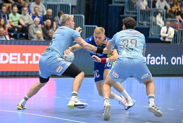 Ellidi Vidarsson (VfL Gummersbach 4) gegen Marek Nissen (HC Erlangen 6) und Tobias Buck (HC Erlangen 39) GER, VfL Gummersbach vs. HC Erlangen, Handball, Daikin 1. Bundesliga, 8. Spieltag, Spielzeit 2025-2026, Schwalbe Arena Gummersbach, 09.10.2025 GER, VfL Gummersbach vs. HC Erlangen, Handball, Daikin 1. Bundesliga, 8. Spieltag, Spielzeit 2025-2026, Schwalbe Arena Gummersbach, 09.10.2025 Gummersbach Copyright: xEibner-Pressefoto JuergenxAugstx EP_JAT