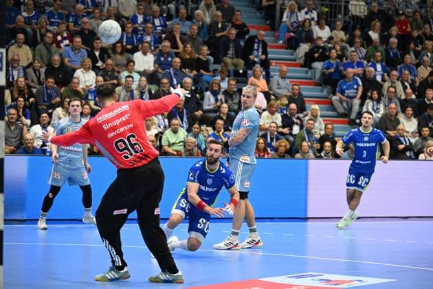 Teitur Einarsson (VfL Gummersbach 14) ueberlistet Khalifa Ghedbane (HC Erlangen 96) GER, VfL Gummersbach vs. HC Erlangen, Handball, Daikin 1. Bundesliga, 8. Spieltag, Spielzeit 2025-2026, Schwalbe Arena Gummersbach, 09.10.2025 GER, VfL Gummersbach vs. HC Erlangen, Handball, Daikin 1. Bundesliga, 8. Spieltag, Spielzeit 2025-2026, Schwalbe Arena Gummersbach, 09.10.2025 Gummersbach Copyright: xEibner-Pressefoto JuergenxAugstx EP_JAT