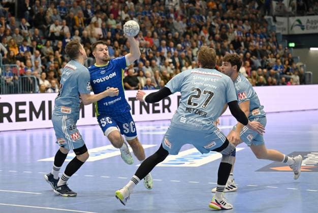 3 Joao Gomes (VfL Gummersbach 3) gegen Christoph Steinert (HC Erlangen 44) und Antonio Metzner (HC Erlangen 27) GER, VfL Gummersbach vs. HC Erlangen, Handball, Daikin 1. Bundesliga, 8. Spieltag, Spielzeit 2025-2026, Schwalbe Arena Gummersbach, 09.10.2025 GER, VfL Gummersbach vs. HC Erlangen, Handball, Daikin 1. Bundesliga, 8. Spieltag, Spielzeit 2025-2026, Schwalbe Arena Gummersbach, 09.10.2025 Gummersbach Copyright: xEibner-Pressefoto JuergenxAugstx EP_JAT