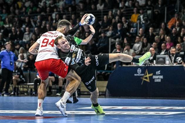 09.09.2025, xlakx, Handball - EHF Champions League Fuechse Berlin - Dinamo Bukarest v.l. Robert Militaru (Dinamo Bukarest), Mathias Gidsel (Fuechse Berlin) Zweikampf, Duell, Kampf, tackle Berlin