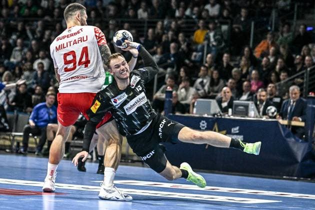 09.09.2025, xlakx, Handball - EHF Champions League Fuechse Berlin - Dinamo Bukarest v.l. Robert Militaru (Dinamo Bukarest), Mathias Gidsel (Fuechse Berlin) Zweikampf, Duell, Kampf, tackle Berlin