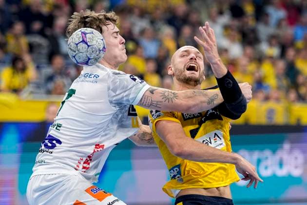 v.li.: Victor Klöve (Göppingen, 7), Lukas Sandell (RNL, 11), Zweikampf, Spielszene, Duell, duel, tackle, tackling, Dynamik, Action, Aktion, 09.10.2025, Mannheim (Deutschland), Handball, Bundesliga, Rhein-Neckar Löwen - Frisch Auf Göppingen