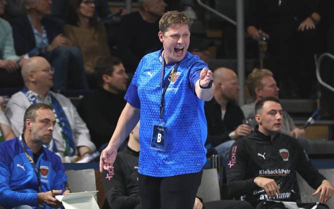 Trainer Nicolej Krickau gibt Anweisungen Aktion Oberkörper Handball CL Championsleague Champions League Herren 4. Spieltag Saison 2025 2026 09.10.2025 Füchse Berlin vs. Dinamo Bukarest in der Max Schmeling Halle