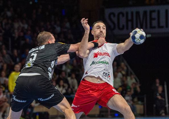 Handball, Herren, Saison 2025 2026, Champions League (Gruppe A, 4. Spieltag), Füchse Berlin - Dinamo Bukarest, v.l. Max Darj (Füchse Berlin), Tom Pelayo (Bukarest), 09.10.2025, Copyright: xSebastianxRäppold MatthiasxKochx