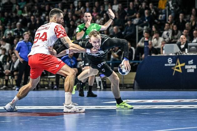 09.09.2025, xlakx, Handball - EHF Champions League Fuechse Berlin - Dinamo Bukarest v.l. Robert Militaru (Dinamo Bukarest), Mathias Gidsel (Fuechse Berlin) Zweikampf, Duell, Kampf, tackle Berlin