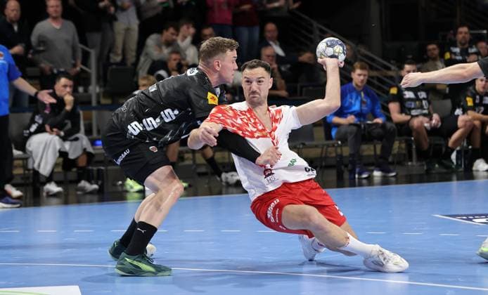 Lasse Andersson, Tom Pelayo am Ball Zweikampf Spielszene Aktion Handball CL Championsleague Champions League Herren 4. Spieltag Saison 2025 2026 09.10.2025 Füchse Berlin vs. Dinamo Bukarest in der Max Schmeling Halle