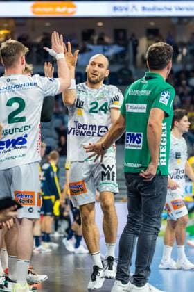 Marcel Schiller (24; FAG) und Oskar Neudeck (2; FAG) klatschen sich ab. Marcel Schiller (24; FAG) und Oskar Neudeck (2; FAG) im Gespräch Copyright: xSpeedshotx
