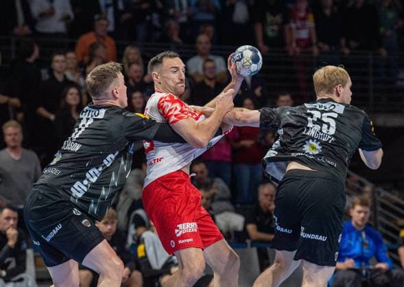 Handball, Herren, Saison 2025 2026, Champions League (Gruppe A, 4. Spieltag), Füchse Berlin - Dinamo Bukarest, v.l. Lasse Bredekjaer Andersson (Füchse Berlin), Tom Pelayo (Bukarest), Matthes Langhoff (Füchse Berlin), 09.10.2025, Copyright: xSebastianxRäppold MatthiasxKochx