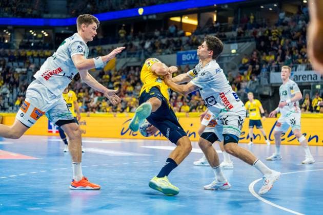 Lukas Sandell (11, Rhein Neckar Löwen) kämpft gegen Velde Rutger Ten (5; FAG), Oskar Sunnefeldt (27; FAG) und Ymir Gislason (33; FAG) um den Ball Zweikampf zwischen Robert Timmermeister (7; Rhein Neckar Löwen) und Velde Rutger Ten (5; FAG) Copyright: xSpeedshotx