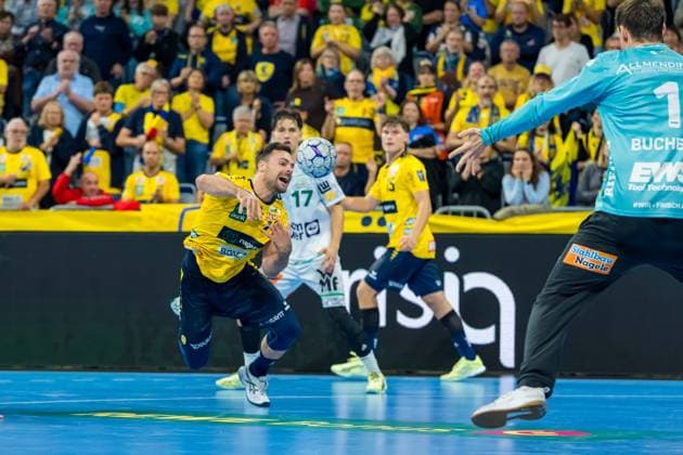 Dani Baijens (77, Rhein Neckar Löwen) wirft aufs Tor, Tim Goßner (17; FAG) verteidigt Steven Plucnar Jacobsen (9; Rhein Neckar Löwen) wirft aufs Tor Copyright: xSpeedshotx