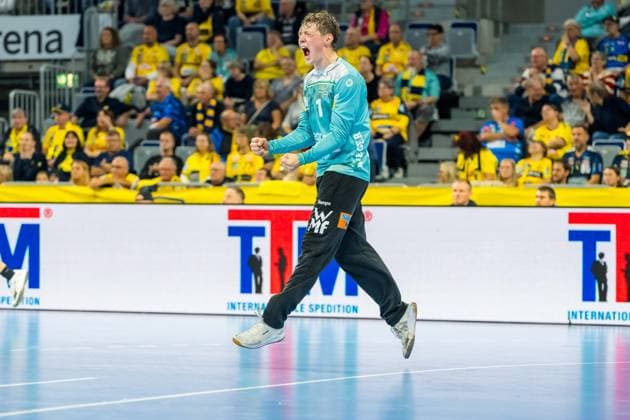 Julian Buchele (1; FAG) jubelt nach Parade in der SAP Arena Julian Buchele (1; FAG) jubelt nach Parade Copyright: xSpeedshotx