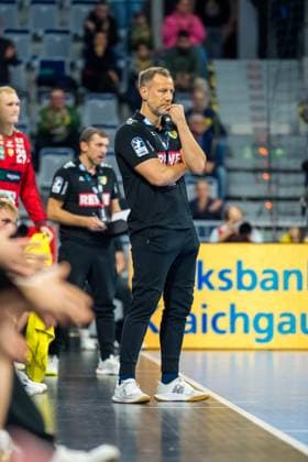 Maik Machulla (999; Rhein Neckar Löwen) beobachtet das Spiel konzentriert an der Seitenlinie Maik Machulla (999; Rhein Neckar Löwen) konzentriert an der Seitenlinie Copyright: xSpeedshotx