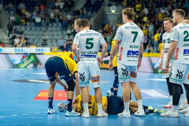 Lukas Sandell (11, Rhein Neckar Löwen) verletzt auf dem Boden. Erik Persson (22; FAG) und Ludvig Jurmala (25; FAG) bei Verletzung Copyright: xSpeedshotx