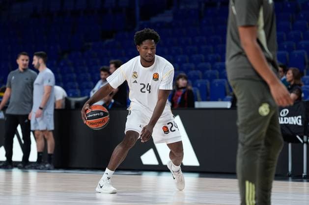 October 9, 2025, Madrid, Madrid, Spain: Andres Feliz of Real Madrid warms up during the Turkish Airlines Euroleague 2025 26 League Phase MD3, match played between Real Madrid and LDLC ASVEL Villeurbanne at Movistar Arena on October 09, 2025 in Madrid, Spain. Madrid Spain - ZUMAa181 20251009_zaa_a181_323 Copyright: xDennisxAgyemanx