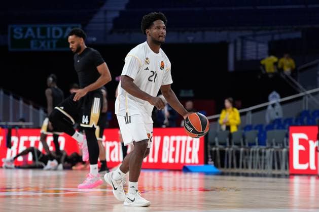 October 9, 2025, Madrid, Madrid, Spain: Andres Feliz of Real Madrid warms up during the Turkish Airlines Euroleague 2025 26 League Phase MD3, match played between Real Madrid and LDLC ASVEL Villeurbanne at Movistar Arena on October 09, 2025 in Madrid, Spain. Madrid Spain - ZUMAa181 20251009_zaa_a181_326 Copyright: xDennisxAgyemanx