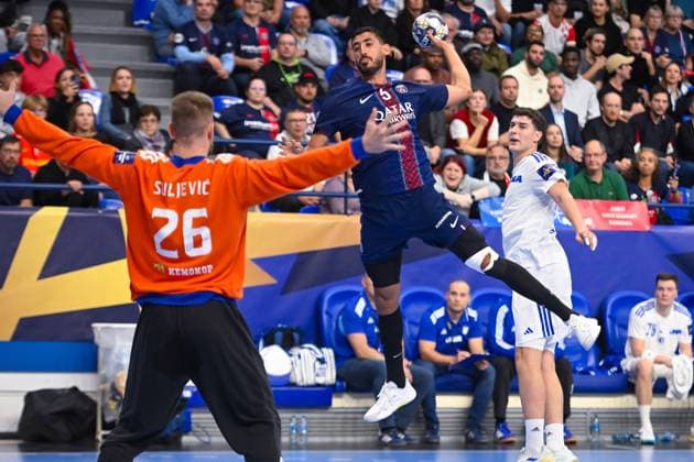 HANDBALL : PSG vs Zagreb - Ligue des Champions - 09 10 2025 Fathy Omar Yahia Khaled ( 5 - PSG ) and Suljevic Haris ( 26 - Zagreb ) during the EHF Champins League match between Paris Saint Germain and HC Zagreb at Salle Pierre De Coubertin on October 09, 2025 in Paris, France. ( Photo by Federico Pestellini PSNewz ) - ParisFrance  Copyright: xFedericoxPestellinix