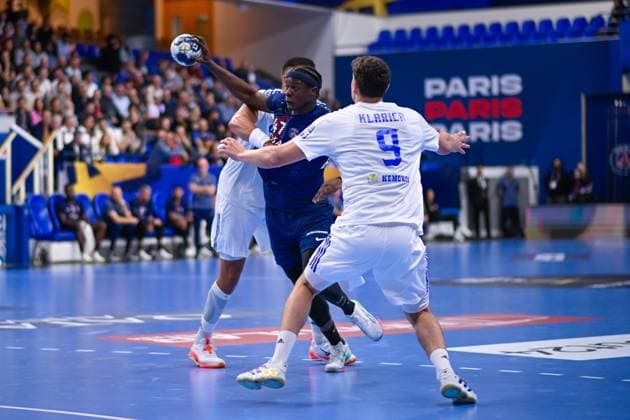 HANDBALL : PSG vs Zagreb - Ligue des Champions - 09 10 2025 PELEKA Wallem ( 47 - PSG ) and Klarica Luka Lovre ( 9 - Zagreb ) during the EHF Champins League match between Paris Saint Germain and HC Zagreb at Salle Pierre De Coubertin on October 09, 2025 in Paris, France. ( Photo by Federico Pestellini PSNewz ) - ParisFrance  Copyright: xFedericoxPestellinix
