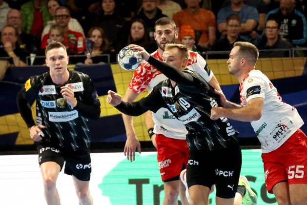 DEU, EHF Champions League, Fuechse Berlin vs. DINAMO BUCURESTI, 09.10.2025, Max-Schmeling-Halle, Berlin, DEU, EHF Champions League, Fuechse Berlin vs. DINAMO BUCURESTI, im Bild Mathias Gidsel (Fuechse Berlin 19), Vujovic, BRANKO (DINAMO BUCURESTI 2), Akimenko, ANDRII (DINAMO BUCURESTI 55)