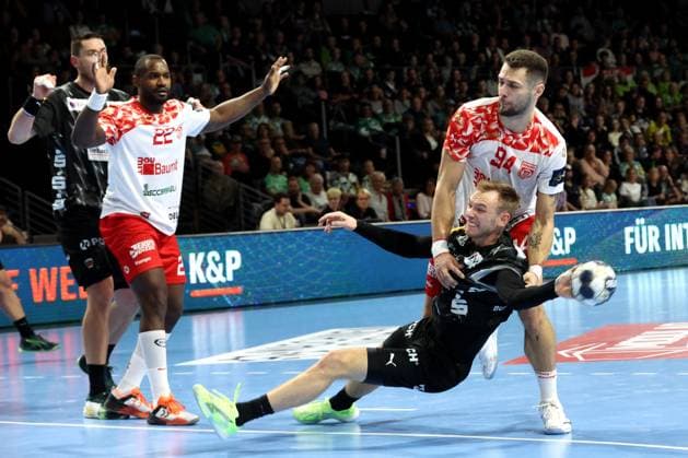 DEU, EHF Champions League, Fuechse Berlin vs. DINAMO BUCURESTI, 09.10.2025, Max-Schmeling-Halle, Berlin, DEU, EHF Champions League, Fuechse Berlin vs. DINAMO BUCURESTI, im Bild Mathias Gidsel (Fuechse Berlin 19), Militaru, ROBERT MIHAI (DINAMO BUCURESTI 94), Veitia Valdes, PEDRO (DINAMO BUCURESTI 22)