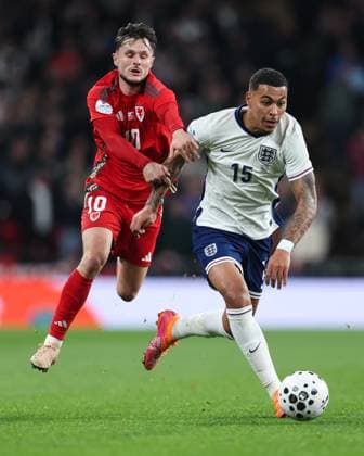 England v Wales 09 October 2025, London - International Football Friendly - England v Wales - Liam Cullen of Wales and Morgan Rogers of England - Photo: Charlotte Wilson Offside. London UK Copyright: xCharlottexWilsonx xOffsidexOffside