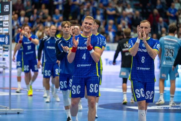 Das Teim feiert den Heimsieg, VfL Gummersbach vs. HC Erlangen, Daikin Handball Bundesliga, Herren , 8. Spieltag, 09.10.2025 Gummersbach NRW Deutschland