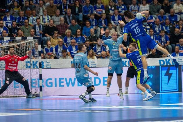Khalifa Ghedbane, Torwart (HC Erlangen 96), Miro Schluroff, Rueckraum, (VfL Gummersbach 15), Kristjan Horžen, Kreislaeufer, (VfL Gummersbach 27), VfL Gummersbach vs. HC Erlangen, Daikin Handball Bundesliga, Herren , 8. Spieltag, 09.10.2025 Gummersbach NRW Deutschland