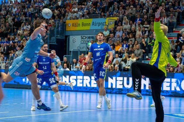 Florian Scheerer, Kreislaeufer (HC Erlangen 10), Štěpan Zeman, Kreislaeufer, (VfL Gummersbach 66), Bertram Obling, Torwart, (VfL Gummersbach 16), VfL Gummersbach vs. HC Erlangen, Daikin Handball Bundesliga, Herren , 8. Spieltag, 09.10.2025 Gummersbach NRW Deutschland