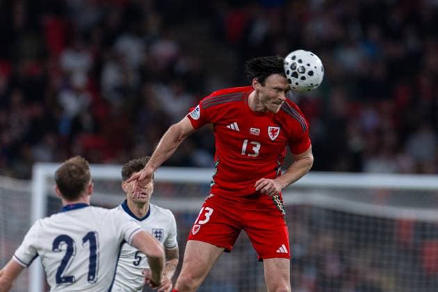 Football - International Friendly, Länderspiel, Nationalmannschaft - England v Wales LONDON, ENGLAND - Thursday, October 9, 2025: Wales Kieffer Moore challenges for a header during an International Friendly match between England and Wales at Wembley Stadium. (Photo by David Rawcliffe Propaganda) LONDON Wembley Stadium GREATER LONDON ENGLAND  Copyright: xDavidxRawcliffex P2025-10-09-England_Wales-81