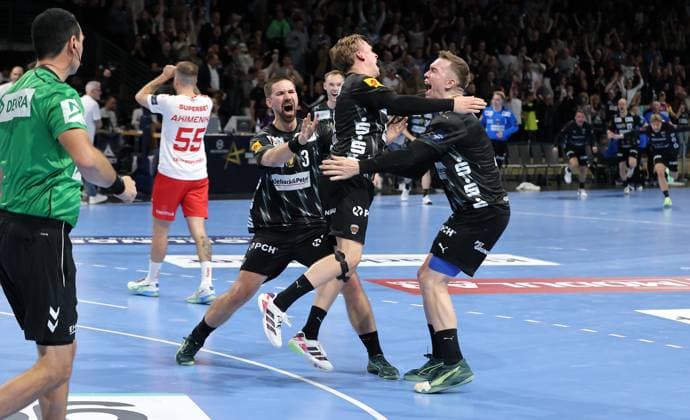 Tobias Schjoelberg Groendahl jubelt nach Siegtreffer zum 32:31 mit Fabian Wiede, Lasse Andersson Freude Emotion Jubel Handball CL Championsleague Champions League Herren 4. Spieltag Saison 2025 2026 09.10.2025 Füchse Berlin vs. Dinamo Bukarest in der Max Schmeling Halle