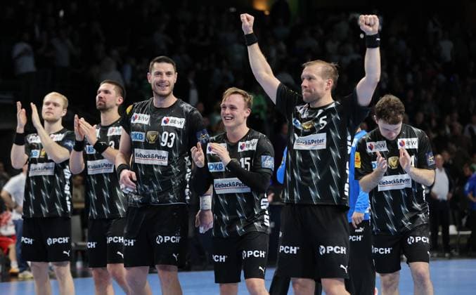 Matthes Langhoff, Fabian Wiede, Mijajlo Marsenic, Tobias Schjoelberg Groendahl Siegtorschütze zum 32:31, Max Darj, Füchse Mannschaft jubelt Nach Spielende Handball CL Championsleague Champions League Herren 4. Spieltag Saison 2025 2026 09.10.2025 Füchse Berlin vs. Dinamo Bukarest in der Max Schmeling Halle