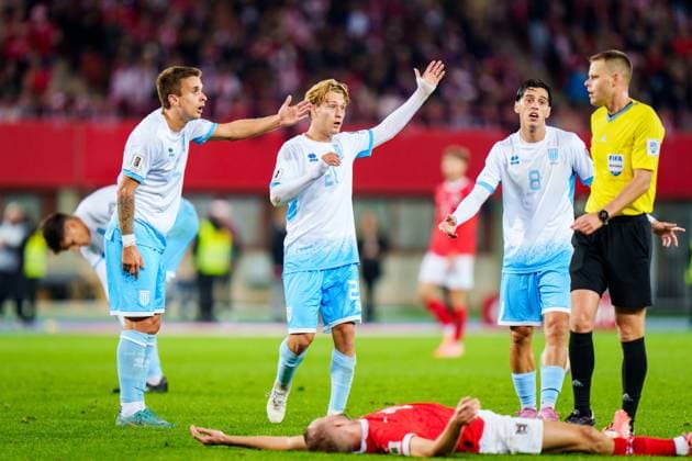 SOCCER - FIFA WC quali, AUT vs SMR VIENNA,AUSTRIA,09.OCT.25 - SOCCER - FIFA World Cup, WM, Weltmeisterschaft, Fussball 2026, European Qualifiers, group stage, OEFB international match, Länderspiel, Nationalmannschaft Austria vs San Marino. Image shows Alessandro Tosi, Lorenzo Lazzari, Lorenzo Capicchioni (SMR) and referee Yigal Frid (ISR). GEPAxpictures xEdgarxEisner