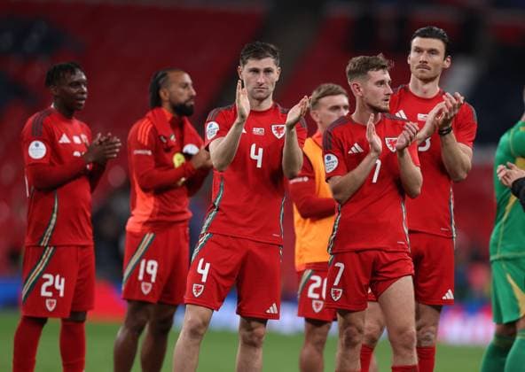 London, England, 9th October 2025. Dejected Ben Davies, David Brooks of Wales and Keiffer Moore of Wales applaud the fans during the England vs Wales International Friendly, Länderspiel, Nationalmannschaft match at Wembley Stadium, London. Picture credit should read: David Klein Sportimage EDITORIAL USE ONLY. No use with unauthorised audio, video, data, fixture lists, club league logos or live services. Online in-match use limited to 120 images, no video emulation. No use in betting, games or single club league player publications. SPI_040_PT_Eng_Wal SPI-4207-0089