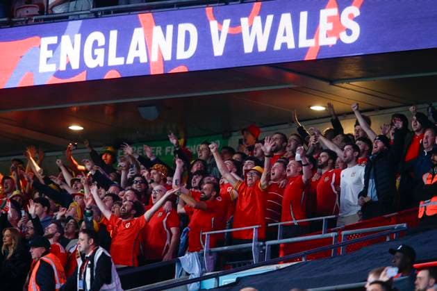 England v Wales International Friendly, Länderspiel, Nationalmannschaft The Wales fans sing the National Anthem before the International Friendly match at Wembley Stadium, London UK Newspapers OUT Copyright: xPaulxChestertonx FIL-22337-0058