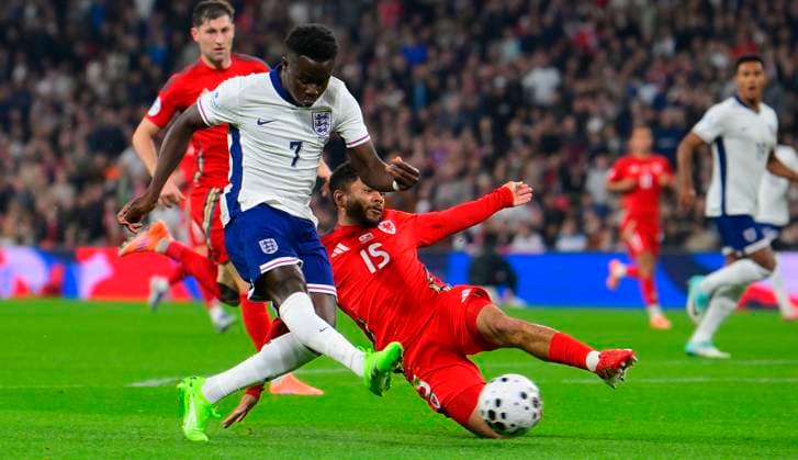 England v Wales, London, UK - 9 Oct 2025 Bukayo Saka of England challenges for the ball with Jay Dasilva of Wales during the AlzheimerÕs Society International Friendly, Länderspiel, Nationalmannschaft match between England and Wales on 9th October 2025 at Wembley Stadium, London London Wembley Stadium London GBR Copyright: xFrankiexOKeeffe PPAUKx PPA-222059