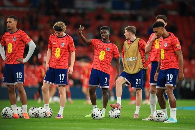 England v Wales Friendly 09 10 2025. England team warm up before kick off as England Forward Bukayo Saka (7) calls over to his teamates during the Friendly match between England and Wales at Wembley Stadium, London, England on 9 October 2025. London Wembley Stadium Greater London England Editorial use only , Copyright: xChrisxFoxwellx PSI-23006-0139