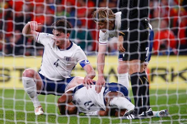 England v Wales International Friendly, Länderspiel, Nationalmannschaft Declan Rice of England looks concerned about Ollie Watkins of England during the International Friendly match at Wembley Stadium, London UK Newspapers OUT Copyright: xPaulxChestertonx FIL-22337-0100