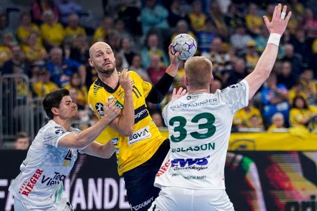 v.li.: Rutger Ten Velde (Göppingen, 5), Lukas Sandell (RNL, 11), Ymir Örn Gislason (Göppingen, 33), Zweikampf, Spielszene, Duell, duel, tackle, tackling, Dynamik, Action, Aktion, 09.10.2025, Mannheim (Deutschland), Handball, Bundesliga, Rhein-Neckar Löwen - Frisch Auf Göppingen