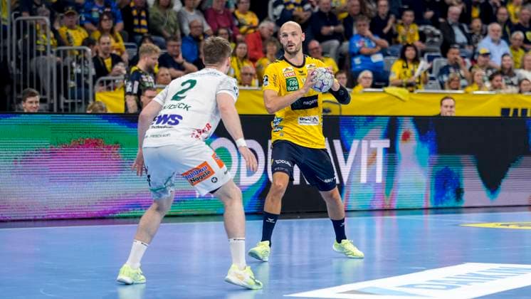 v.li.: Oskar Neudeck (Göppingen, 2), Lukas Sandell (RNL, 11), Aktion, Action, Spielszene, 09.10.2025, Mannheim (Deutschland), Handball, Bundesliga, Rhein-Neckar Löwen - Frisch Auf Göppingen