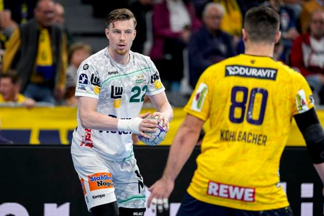 v.li.: Erik Persson (Göppingen, 22), Jannik Kohlbacher (RNL, 80), Aktion, Action, Spielszene, 09.10.2025, Mannheim (Deutschland), Handball, Bundesliga, Rhein-Neckar Löwen - Frisch Auf Göppingen