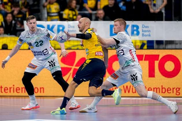 v.li.: Erik Persson (Göppingen, 22), Lukas Sandell (RNL, 11), Ymir Örn Gislason (Göppingen, 33), Zweikampf, Spielszene, Duell, duel, tackle, tackling, Dynamik, Action, Aktion, 09.10.2025, Mannheim (Deutschland), Handball, Bundesliga, Rhein-Neckar Löwen - Frisch Auf Göppingen