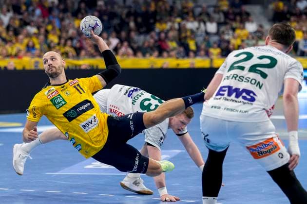 v.li.: Lukas Sandell (RNL, 11), Ymir Örn Gislason (Göppingen, 33), Erik Persson (Göppingen, 22), Zweikampf, Spielszene, Duell, duel, tackle, tackling, Dynamik, Action, Aktion, 09.10.2025, Mannheim (Deutschland), Handball, Bundesliga, Rhein-Neckar Löwen - Frisch Auf Göppingen