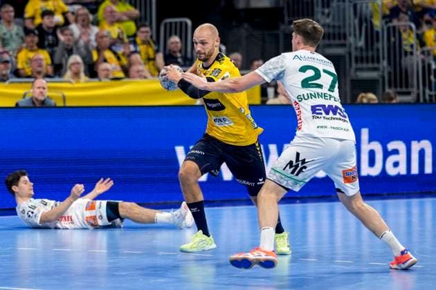 v.li.: Rutger Ten Velde (Göppingen, 5) am Boden, Lukas Sandell (RNL, 11), Oskar Sunnefeldt (Göppingen, 27), Zweikampf, Spielszene, Duell, duel, tackle, tackling, Dynamik, Action, Aktion, 09.10.2025, Mannheim (Deutschland), Handball, Bundesliga, Rhein-Neckar Löwen - Frisch Auf Göppingen