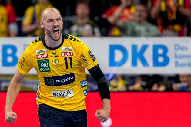 Torschütze Lukas Sandell (RNL, 11), Spieler der Rhein-Neckar-Löwen, jubelt über ein Tor, Jubel, jubeln, Torjubel, Torerfolg, celebrate the goal, goal, celebration, jubelt ueber das Tor, Freuen, Freude, freut sich, optimistisch, positiv, Spielszene, Highlight, Einzelbild, Einzelfoto, Aktion, Action, 09.10.2025, Mannheim (Deutschland), Handball, Bundesliga, Rhein-Neckar Löwen - Frisch Auf Göppingen