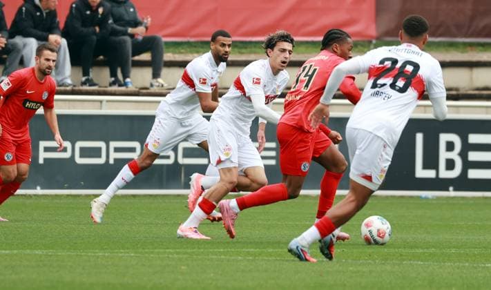 09.10.25 VfB Stuttgart - SV Elversberg Deutschland, Stuttgart, 09.10.2025, Fussball, Bundesliga, Testspiel, VfB Stuttgart - SV Elversberg: v.l. Ameen Al-Dakhil (VfB Stuttgart), Jairzinho Malanga (SV Elversberg).