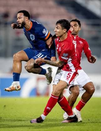 ATTARD - (l-r) Memphis Depay of the Netherlands and Kurt Shaw of Malta at the National Stadium during the Dutch national team, Nationalteam s 2026 FIFA World Cup, WM, Weltmeisterschaft, Fussball qualifying match against Malta. ANP KOEN VAN WEEL xVIxANPxSportx xxANPxIVx 538807410 originalFilename: 538807410.jpg