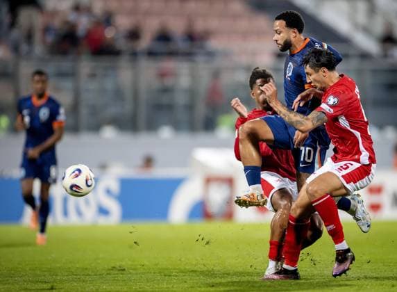ATTARD - (l-r) Memphis Depay of the Netherlands and Kurt Shaw of Malta at the National Stadium during the Dutch national team, Nationalteam s 2026 FIFA World Cup, WM, Weltmeisterschaft, Fussball qualifying match against Malta. ANP KOEN VAN WEEL xVIxANPxSportx xxANPxIVx 538807435 originalFilename: 538807435.jpg