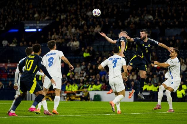 Scotland v Greece 2026 FIFA World Cup, WM, Weltmeisterschaft, Fussball Qualifier 09 10 2025. Grant Hanley (5 - Scotland) looks to head the ball towards goal in the build up to Scotlands 2nd goal during the 2026 FIFA World Cup Qualifier match between Scotland and Greece at Hampden Park, Glasgow, United Kingdom on 9 October 2025. Editorial use only , Copyright: xRaymondxDaviesx PSI-23008-0077