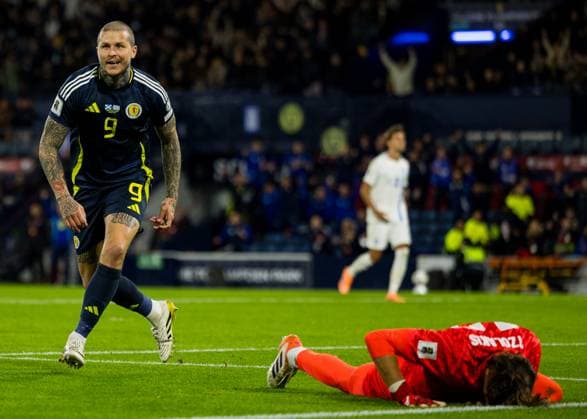 Scotland v Greece 2026 FIFA World Cup, WM, Weltmeisterschaft, Fussball Qualifier 09 10 2025. Lyndon Dykes (9 - Scotland) scores after a mistake from Konstantinos Tzolakis (GK 12 - Greece) during the 2026 FIFA World Cup Qualifier match between Scotland and Greece at Hampden Park, Glasgow, United Kingdom on 9 October 2025. Editorial use only , Copyright: xRaymondxDaviesx PSI-23008-0094