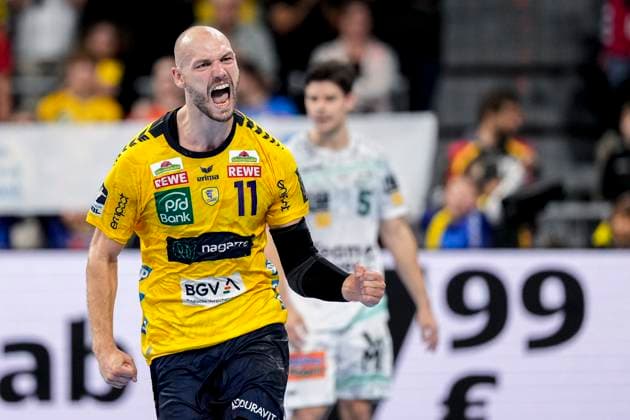 Torschütze Lukas Sandell (RNL, 11), Spieler der Rhein-Neckar-Löwen, jubelt über ein Tor, Jubel, jubeln, Torjubel, Torerfolg, celebrate the goal, goal, celebration, jubelt ueber das Tor, Freuen, Freude, freut sich, optimistisch, positiv, Spielszene, Highlight, Einzelbild, Einzelfoto, Aktion, Action, 09.10.2025, Mannheim (Deutschland), Handball, Bundesliga, Rhein-Neckar Löwen - Frisch Auf Göppingen